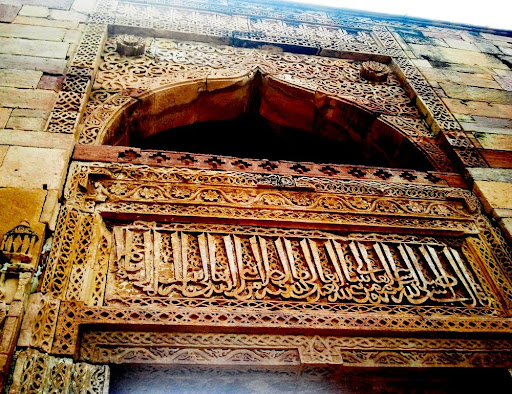 अढ़ाई दिन का झोपड़ा: आपकी टूरिस्ट गाइड – थोड़ी मस्ती, थोड़ा इतिहास